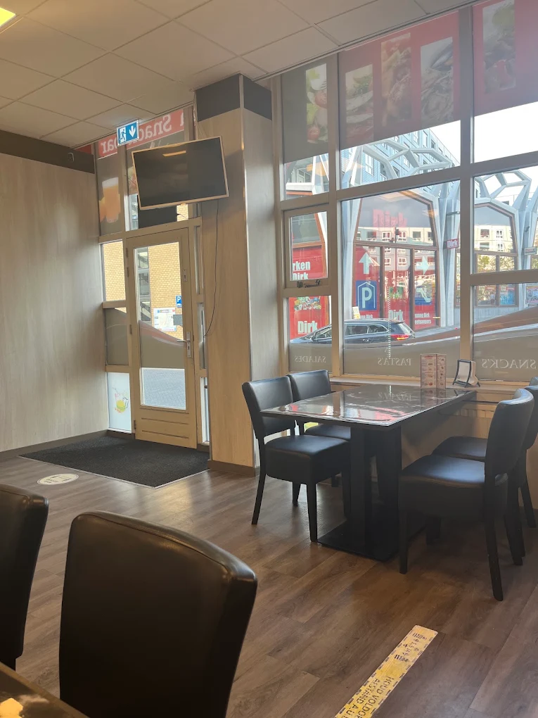 Eetplaats bij Plaza Snackbar